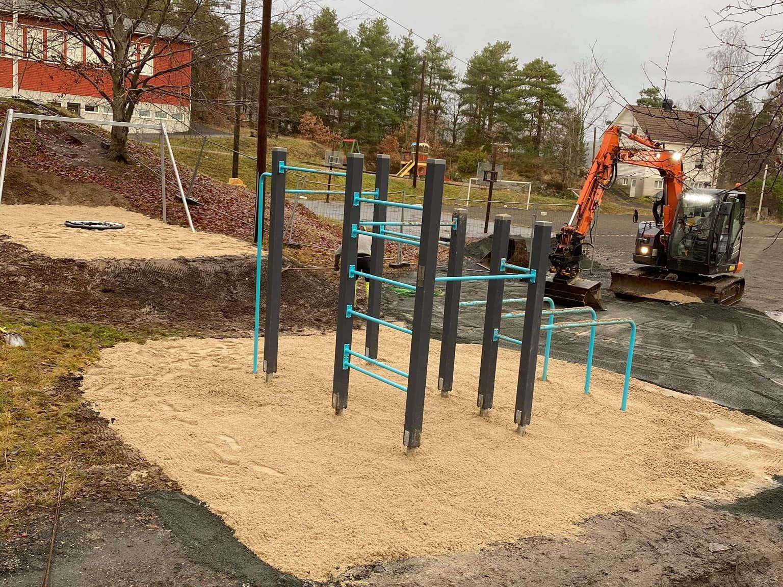 Treningsapparater på sandunderlag i en aktivitetspark