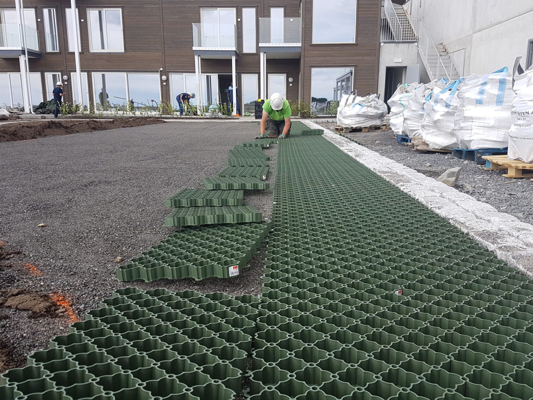 Gressforsterkningsmatter legges på en parkeringsflate