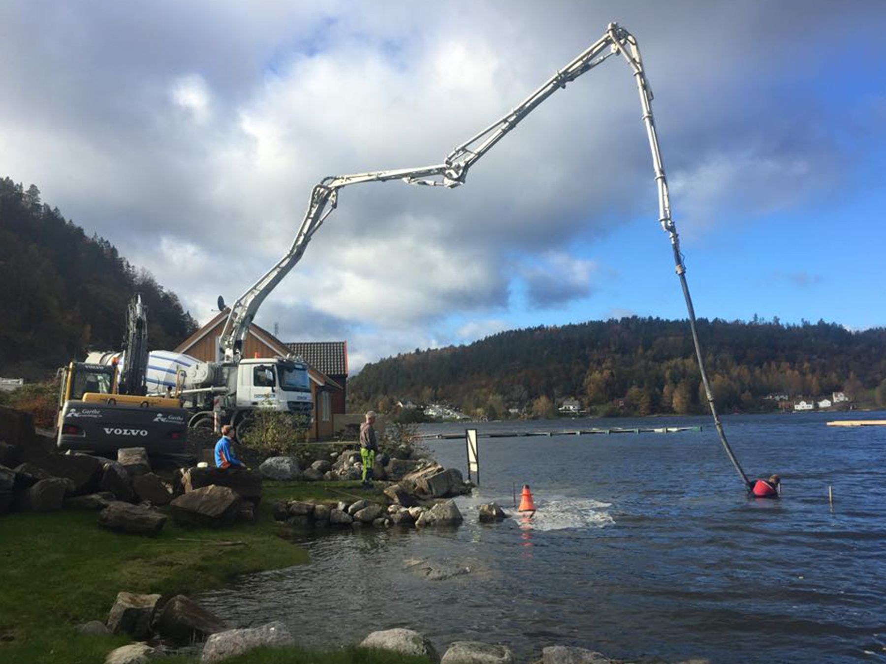 Betongpumpe støper ved sjøkanten